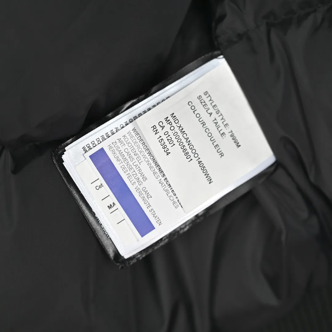 P720 𝐂𝐚𝐧𝐚𝐝𝐚 𝐆𝐨𝐨𝐬𝐞 𝐄𝐱𝐩𝐞𝐝𝐢𝐭𝐢𝐨𝐧 𝟕𝟗𝟗𝟗𝐌 Canada Goose Model 01 Short Down Jacket 🔝Product color: black, off-white, graphite gray, navy blue, sky blue 🔝Product size: XS S M L 2️⃣Exclusively customized 18-count fabrics with the same ZP. Using "Arctic Tech" fabric technology, the outer fabric is 84.5% polyester fiber and 15.5% cotton, the lining is 100% cotton fiber, and the padding is 100% polyester fiber. It is durable, waterproof, windproof, cold-resistant and warm. 3️⃣The lining is made of 40D Nylon AC oil-based glue, with level 5 single-dye fastness. The collar flannel is made of original high-density mercerized velvet, and the pocket fabric is made of elastic high-density polar fleece, which is soft and skin-friendly. The bile cloth is made of 330T polyester anti-velvet No. 7 needle to prevent lint from running away. If there is lint running away, it will be given away for free! 4️⃣The JUKI large-scale sewing machine imported from Japan is professional in stitching and seaming. It completely follows the original 106 stitches on the whole piece of clothing and is reinforced throughout. The length of each jujube follows the original one and is fixed at 1-1.1cm. The density and length are the same as the original one. 5���⃣Yoshida YKK original zipper, Y-shaped double hook Velcro, and the cuffs are made of custom thickened seamless threads. This year, high-elastic spandex gold thread is added to the cuff thread to increase elasticity and strength. From fabrics and gallbladders to buttons and drawstrings, all are custom-developed and authentic. 6️⃣The imported Tajima embroidery machine is used to customize the chest logo with thousands of needles. The pattern is full and three-dimensional, and it is infinitely close to the original product. 7. The fur collars are made from western coyote skins imported from Canada. We purchased 10,000 top-quality fur collars in the spring. The width of the fur collars is 14cm and the length is 55cm. This winter, the quality of the fur collars will be stable throughout the season, eliminating the uneven quality of fur collars in the middle and later stages! 7️⃣Packaging is in a three-dimensional handbag with cards included. It’s more impressive to give it away and keep it for yourself.